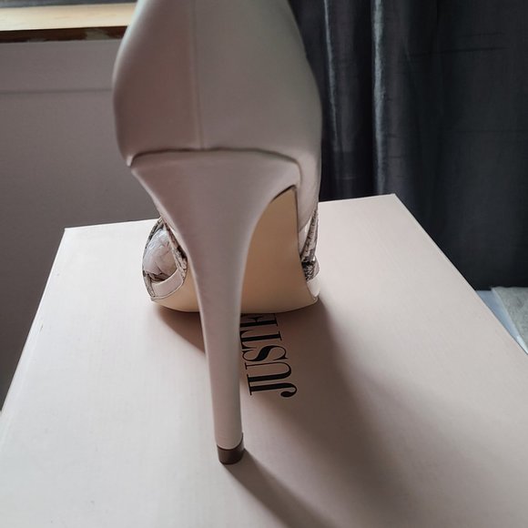 Elegant  Pump - Picture 2 of 3